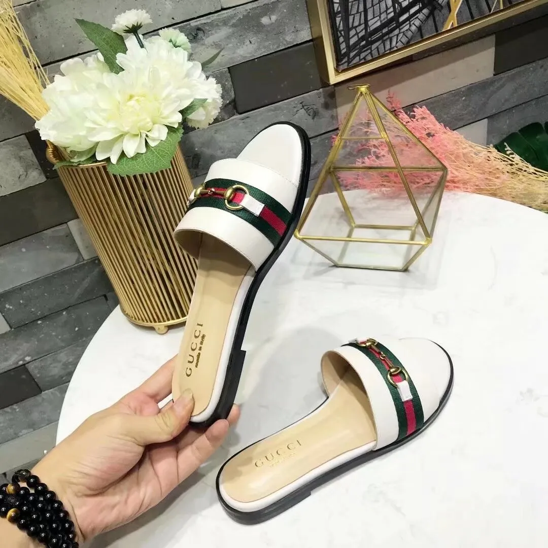 👟👟Ex-factory price 280👟👟 Gucci slippers. All in sheepskin. Sheepskin feet with original GUCCI bronze buckles. High-end atmosphere. Wear-resistant and non-slip branded rubber outsole. 35-42 yards. (41*42 can be customized, non-refundable and non-exchangeable* Welcome new and old customers to sell as shown in the picture)